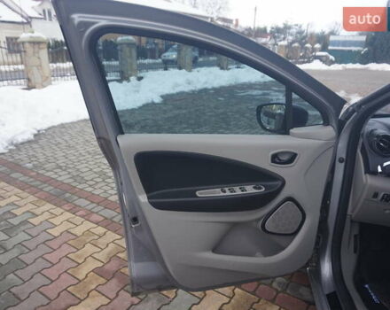 Серый Рено Зое, объемом двигателя 0 л и пробегом 98 тыс. км за 7200 $, фото 25 на Automoto.ua