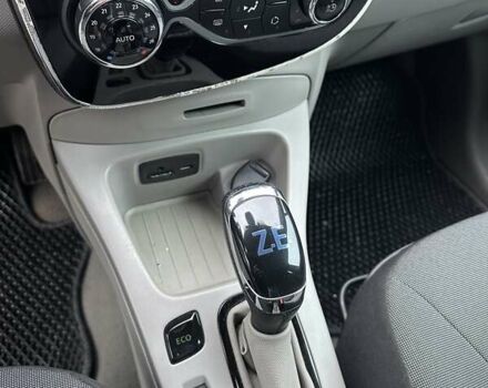 Серый Рено Зое, объемом двигателя 0 л и пробегом 85 тыс. км за 6850 $, фото 10 на Automoto.ua