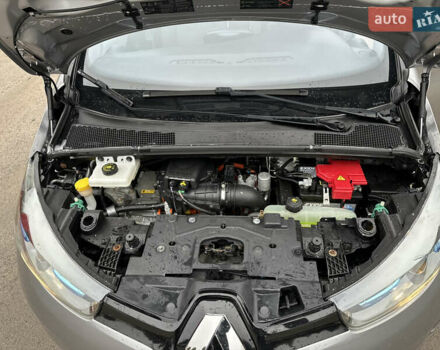 Серый Рено Зое, объемом двигателя 0 л и пробегом 111 тыс. км за 6999 $, фото 34 на Automoto.ua