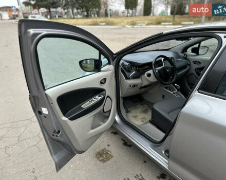 Серый Рено Зое, объемом двигателя 0 л и пробегом 111 тыс. км за 6999 $, фото 23 на Automoto.ua