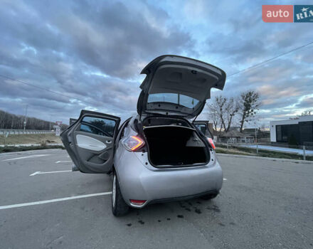 Серый Рено Зое, объемом двигателя 0 л и пробегом 104 тыс. км за 9700 $, фото 18 на Automoto.ua