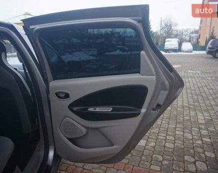 Серый Рено Зое, объемом двигателя 0 л и пробегом 98 тыс. км за 7200 $, фото 41 на Automoto.ua