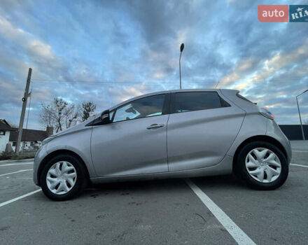 Серый Рено Зое, объемом двигателя 0 л и пробегом 104 тыс. км за 9700 $, фото 5 на Automoto.ua