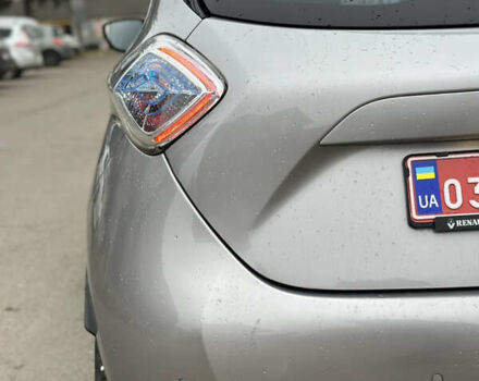 Серый Рено Зое, объемом двигателя 0 л и пробегом 111 тыс. км за 6999 $, фото 22 на Automoto.ua