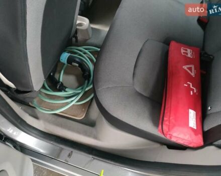 Серый Рено Зое, объемом двигателя 0 л и пробегом 153 тыс. км за 6500 $, фото 29 на Automoto.ua