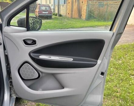 Серый Рено Зое, объемом двигателя 0 л и пробегом 112 тыс. км за 7400 $, фото 7 на Automoto.ua