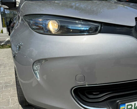 Серый Рено Зое, объемом двигателя 0 л и пробегом 94 тыс. км за 6500 $, фото 4 на Automoto.ua