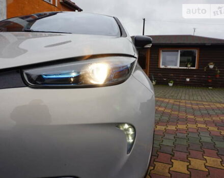 Серый Рено Зое, объемом двигателя 0 л и пробегом 102 тыс. км за 7500 $, фото 21 на Automoto.ua