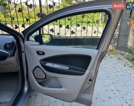 Серый Рено Зое, объемом двигателя 0 л и пробегом 67 тыс. км за 6990 $, фото 17 на Automoto.ua