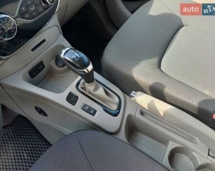 Серый Рено Зое, объемом двигателя 0 л и пробегом 76 тыс. км за 6500 $, фото 4 на Automoto.ua