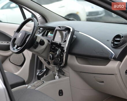 Серый Рено Зое, объемом двигателя 0 л и пробегом 74 тыс. км за 6999 $, фото 23 на Automoto.ua