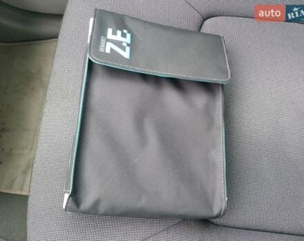 Серый Рено Зое, объемом двигателя 0 л и пробегом 153 тыс. км за 6500 $, фото 30 на Automoto.ua