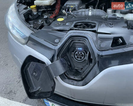 Серый Рено Зое, объемом двигателя 0 л и пробегом 104 тыс. км за 9700 $, фото 17 на Automoto.ua