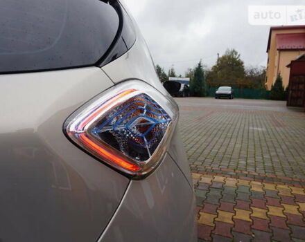 Серый Рено Зое, объемом двигателя 0 л и пробегом 102 тыс. км за 7500 $, фото 23 на Automoto.ua
