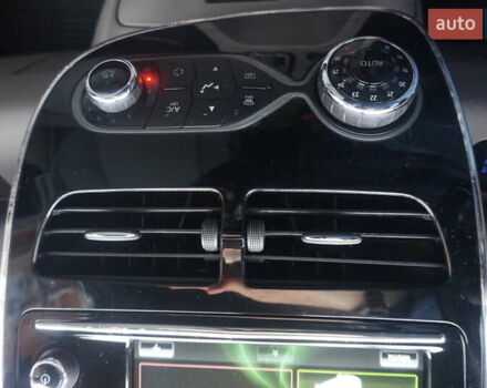 Серый Рено Зое, объемом двигателя 0 л и пробегом 98 тыс. км за 7200 $, фото 34 на Automoto.ua