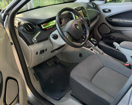 Серый Рено Зое, объемом двигателя 0 л и пробегом 84 тыс. км за 7350 $, фото 7 на Automoto.ua