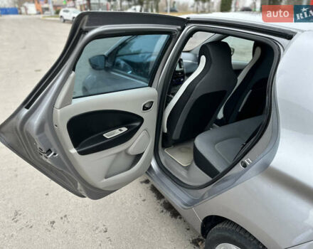 Серый Рено Зое, объемом двигателя 0 л и пробегом 111 тыс. км за 6999 $, фото 25 на Automoto.ua