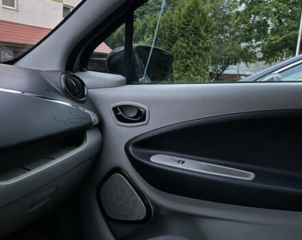Серый Рено Зое, объемом двигателя 0 л и пробегом 75 тыс. км за 7200 $, фото 11 на Automoto.ua