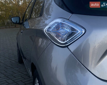 Серый Рено Зое, объемом двигателя 0 л и пробегом 90 тыс. км за 6390 $, фото 10 на Automoto.ua