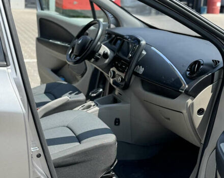 Серый Рено Зое, объемом двигателя 0 л и пробегом 94 тыс. км за 6500 $, фото 17 на Automoto.ua