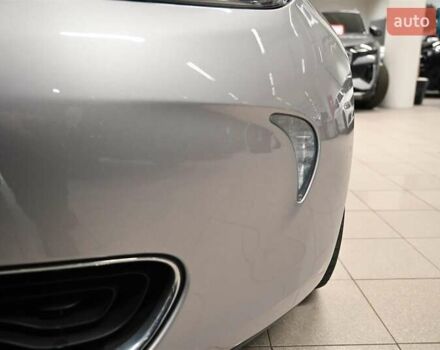 Серый Рено Зое, объемом двигателя 0 л и пробегом 97 тыс. км за 4570 $, фото 11 на Automoto.ua