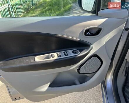 Серый Рено Зое, объемом двигателя 0 л и пробегом 113 тыс. км за 8000 $, фото 8 на Automoto.ua