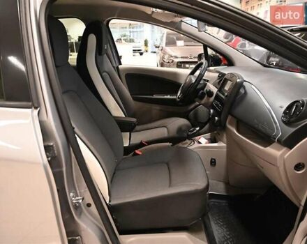 Серый Рено Зое, объемом двигателя 0 л и пробегом 97 тыс. км за 4570 $, фото 33 на Automoto.ua