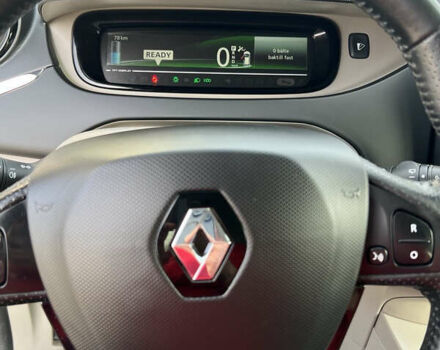 Серый Рено Зое, объемом двигателя 0 л и пробегом 112 тыс. км за 6500 $, фото 2 на Automoto.ua
