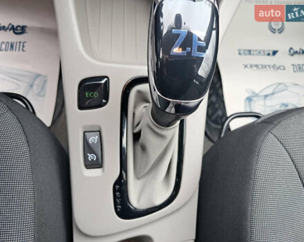 Серый Рено Зое, объемом двигателя 0 л и пробегом 47 тыс. км за 4450 $, фото 16 на Automoto.ua