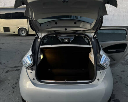 Серый Рено Зое, объемом двигателя 0 л и пробегом 84 тыс. км за 7200 $, фото 9 на Automoto.ua
