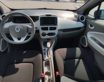 Серый Рено Зое, объемом двигателя 0 л и пробегом 100 тыс. км за 6400 $, фото 6 на Automoto.ua