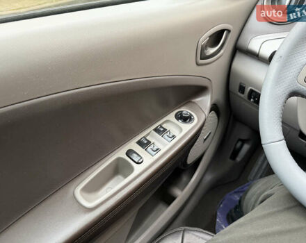 Серый Рено Зое, объемом двигателя 0 л и пробегом 118 тыс. км за 8950 $, фото 12 на Automoto.ua