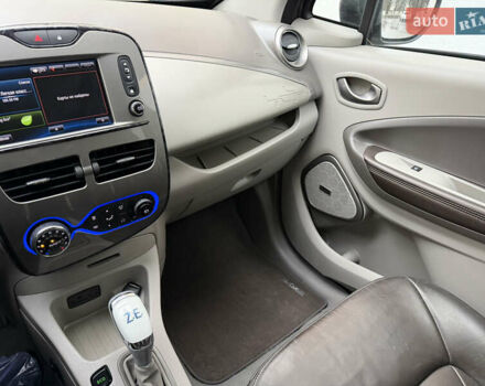 Серый Рено Зое, объемом двигателя 0 л и пробегом 118 тыс. км за 8950 $, фото 9 на Automoto.ua