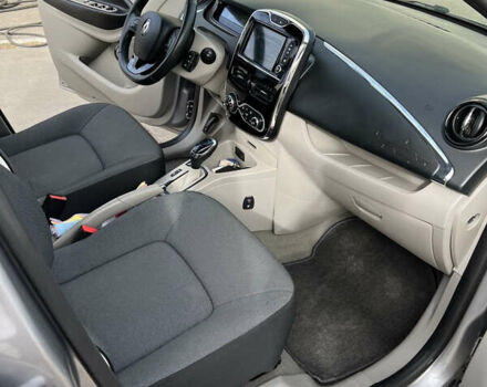 Серый Рено Зое, объемом двигателя 0 л и пробегом 112 тыс. км за 6500 $, фото 4 на Automoto.ua