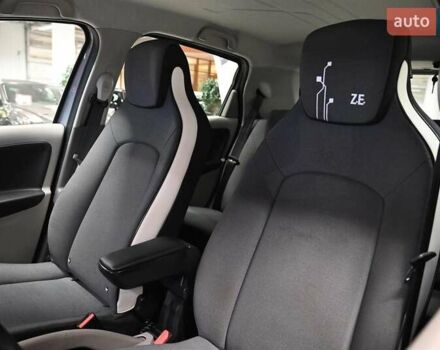 Серый Рено Зое, объемом двигателя 0 л и пробегом 97 тыс. км за 4570 $, фото 15 на Automoto.ua