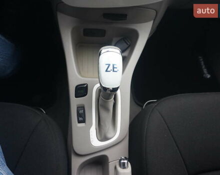 Серый Рено Зое, объемом двигателя 0 л и пробегом 182 тыс. км за 8200 $, фото 37 на Automoto.ua