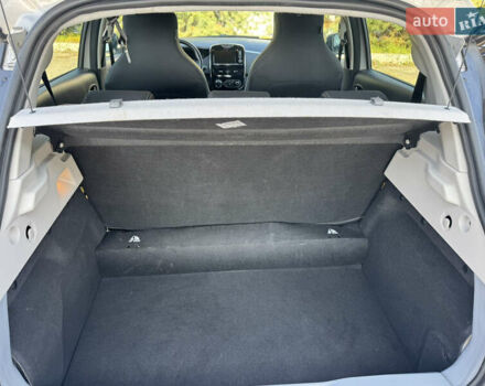 Серый Рено Зое, объемом двигателя 0 л и пробегом 90 тыс. км за 9999 $, фото 10 на Automoto.ua