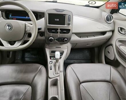 Серый Рено Зое, объемом двигателя 0 л и пробегом 95 тыс. км за 9750 $, фото 65 на Automoto.ua