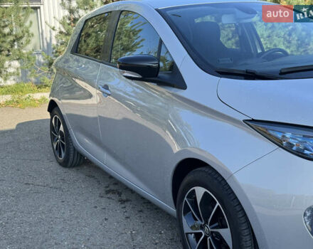 Серый Рено Зое, объемом двигателя 0 л и пробегом 90 тыс. км за 9999 $, фото 4 на Automoto.ua