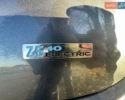 Серый Рено Зое, объемом двигателя 0 л и пробегом 108 тыс. км за 8500 $, фото 38 на Automoto.ua