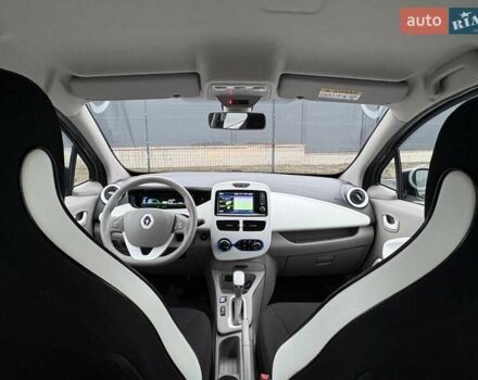 Серый Рено Зое, объемом двигателя 0 л и пробегом 62 тыс. км за 9500 $, фото 27 на Automoto.ua