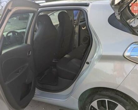 Серый Рено Зое, объемом двигателя 0 л и пробегом 103 тыс. км за 10000 $, фото 13 на Automoto.ua