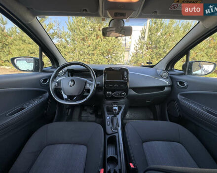 Серый Рено Зое, объемом двигателя 0 л и пробегом 90 тыс. км за 9999 $, фото 12 на Automoto.ua