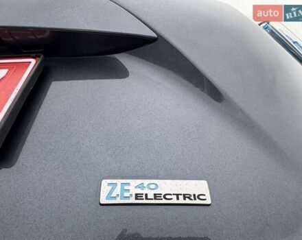 Серый Рено Зое, объемом двигателя 0 л и пробегом 62 тыс. км за 9500 $, фото 15 на Automoto.ua