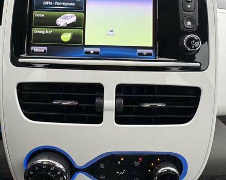 Серый Рено Зое, объемом двигателя 0 л и пробегом 62 тыс. км за 9500 $, фото 32 на Automoto.ua