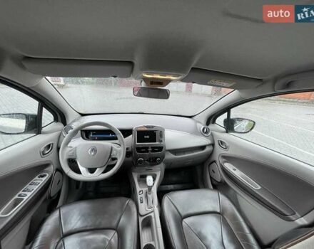 Серый Рено Зое, объемом двигателя 0 л и пробегом 150 тыс. км за 9700 $, фото 13 на Automoto.ua