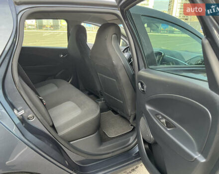 Серый Рено Зое, объемом двигателя 0 л и пробегом 160 тыс. км за 8700 $, фото 40 на Automoto.ua