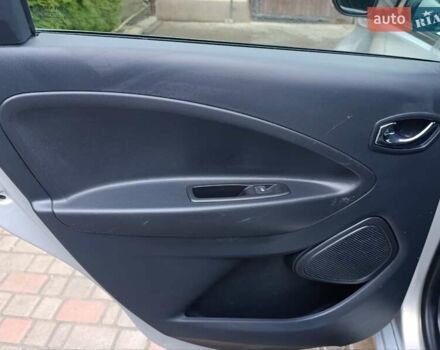 Серый Рено Зое, объемом двигателя 0 л и пробегом 108 тыс. км за 9400 $, фото 21 на Automoto.ua