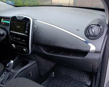 Серый Рено Зое, объемом двигателя 0 л и пробегом 108 тыс. км за 9400 $, фото 16 на Automoto.ua