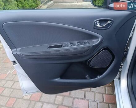 Серый Рено Зое, объемом двигателя 0 л и пробегом 108 тыс. км за 9400 $, фото 31 на Automoto.ua